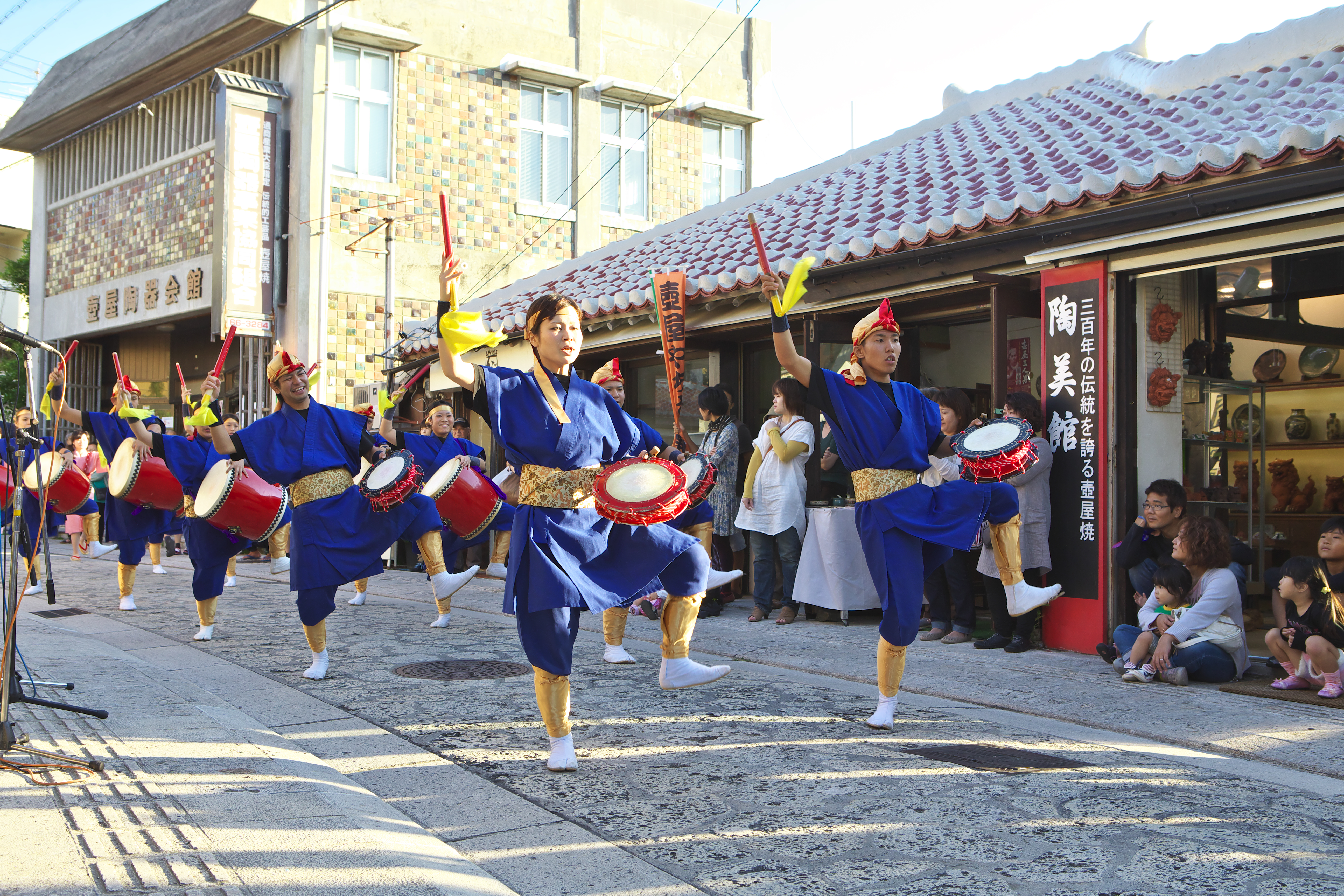 Michijune. Procesión de danza eisa en la celebración del Obon